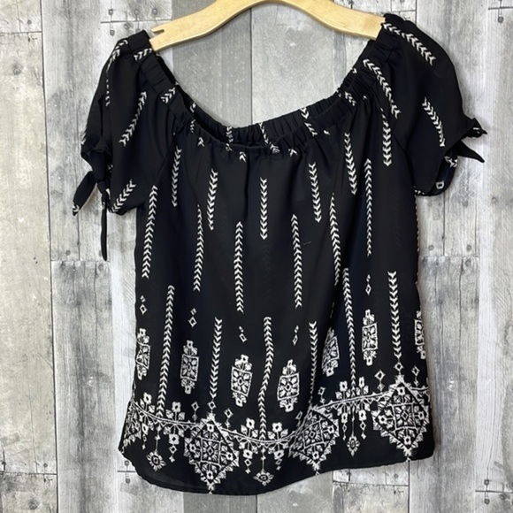 SOCIETY Girl black & white geometric print blouse. Tie details on sleeves. Small - Picture 4 of 12